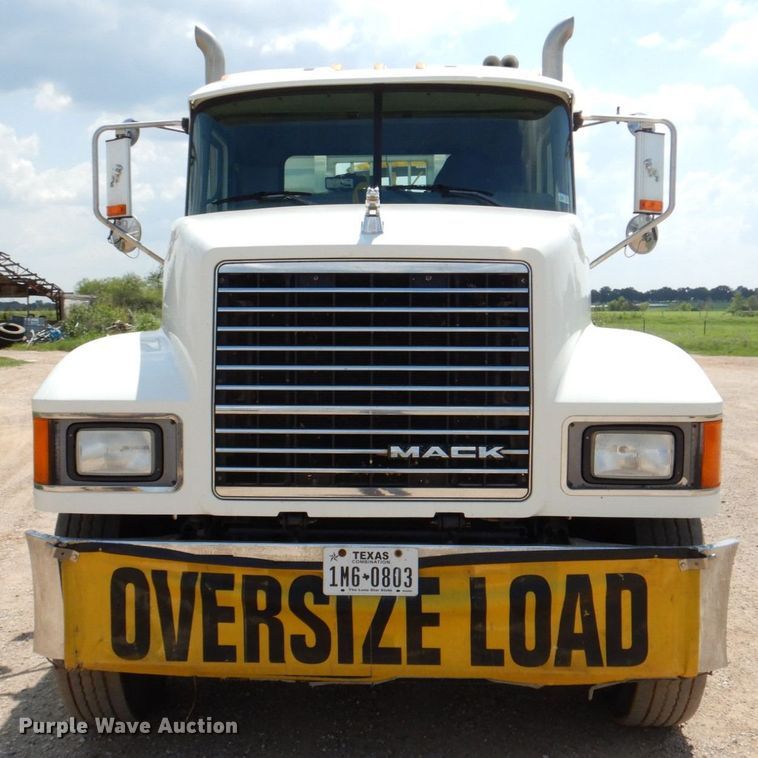 image for item DR2033 2008 Mack CHU613  semi truck
