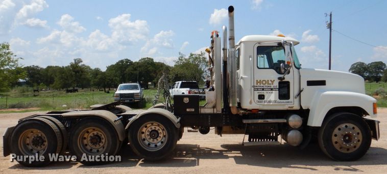 image for item DR2033 2008 Mack CHU613  semi truck