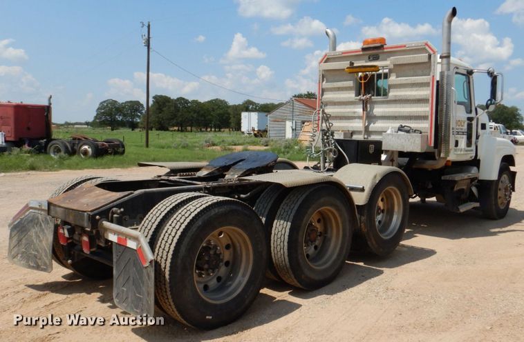 image for item DR2033 2008 Mack CHU613  semi truck