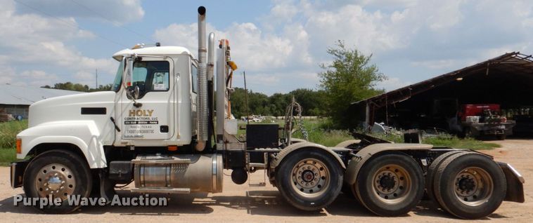 image for item DR2033 2008 Mack CHU613  semi truck