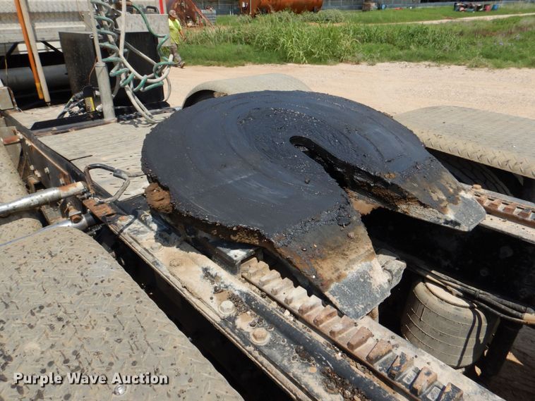 image for item DR2033 2008 Mack CHU613  semi truck