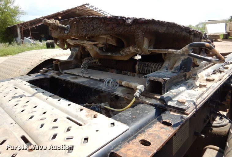 image for item DR2033 2008 Mack CHU613  semi truck