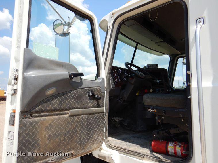 image for item DR2033 2008 Mack CHU613  semi truck