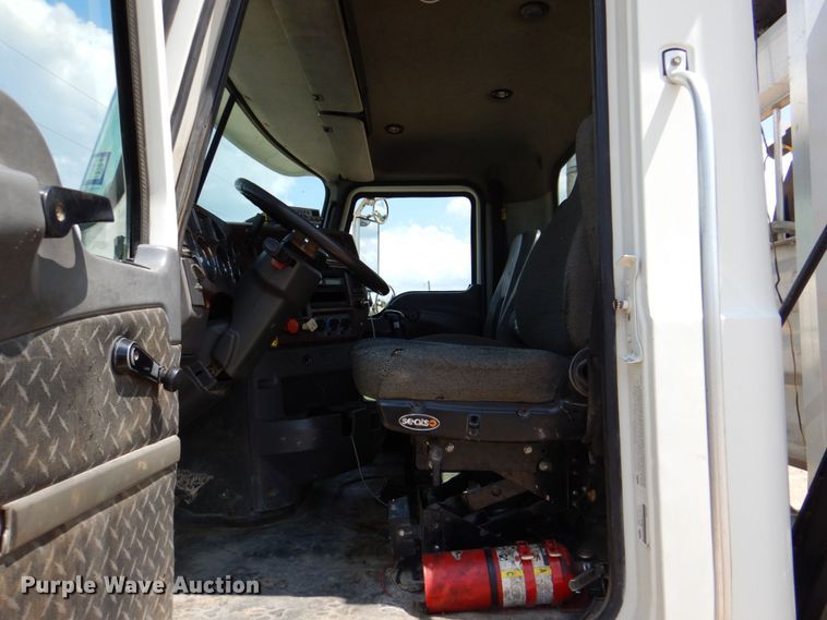 image for item DR2033 2008 Mack CHU613  semi truck