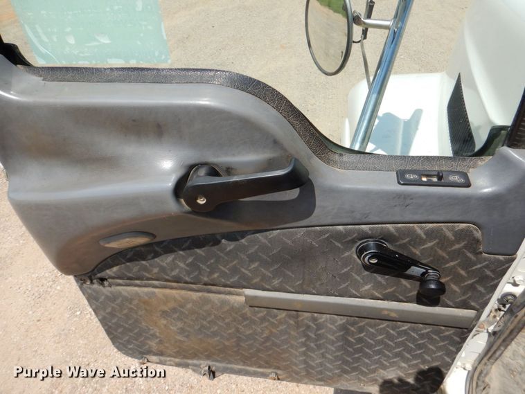 image for item DR2033 2008 Mack CHU613  semi truck