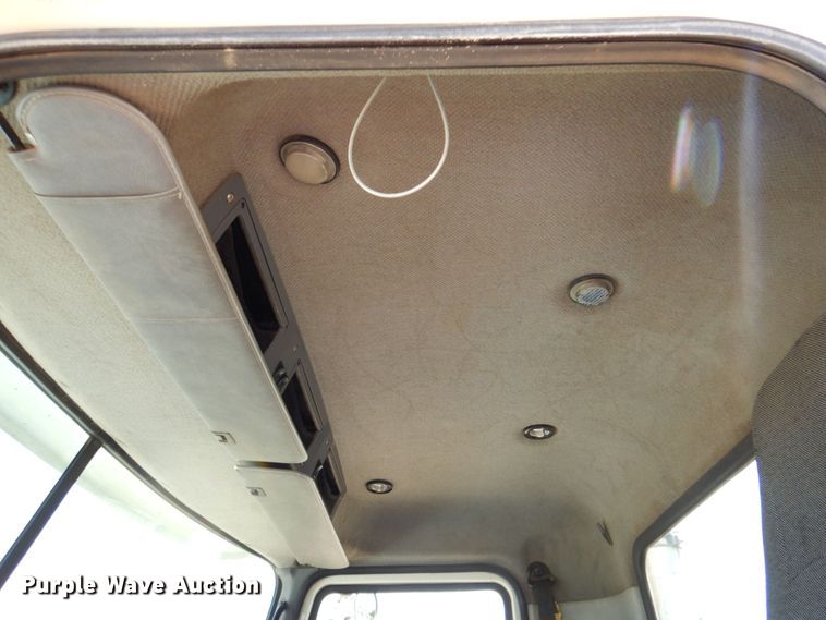 image for item DR2033 2008 Mack CHU613  semi truck