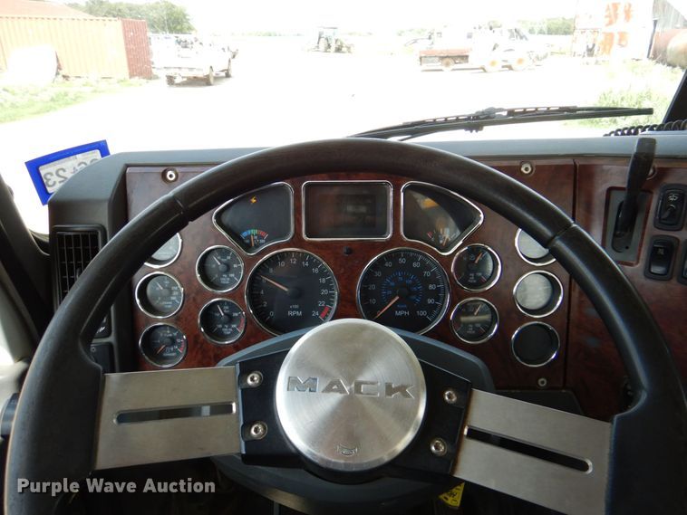 image for item DR2033 2008 Mack CHU613  semi truck