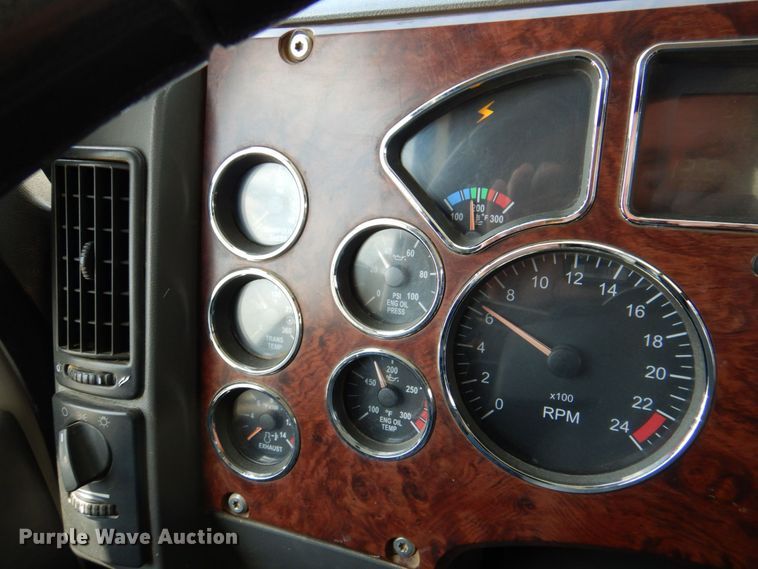 image for item DR2033 2008 Mack CHU613  semi truck