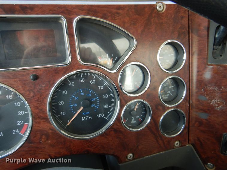 image for item DR2033 2008 Mack CHU613  semi truck