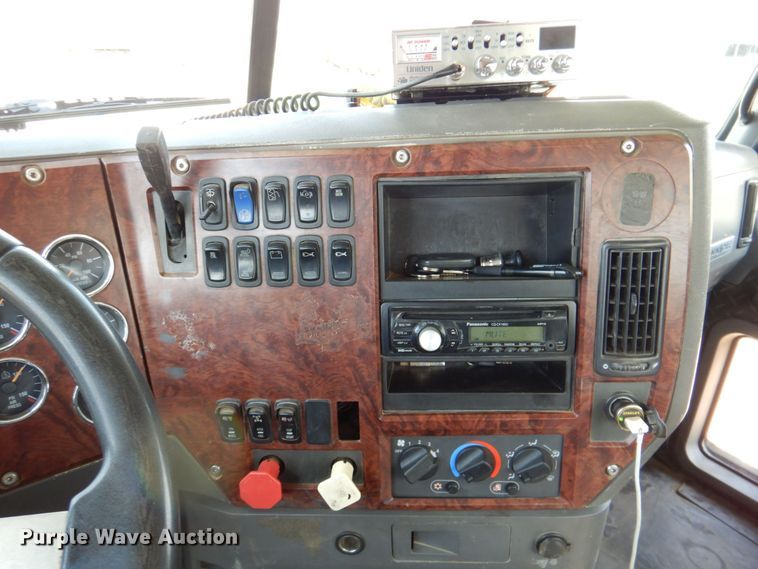 image for item DR2033 2008 Mack CHU613  semi truck