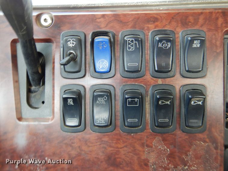 image for item DR2033 2008 Mack CHU613  semi truck