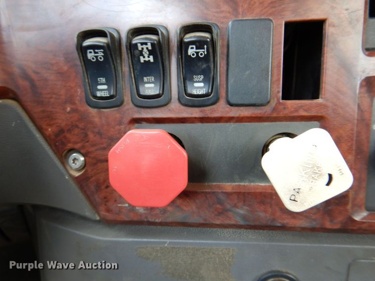 image for item DR2033 2008 Mack CHU613  semi truck