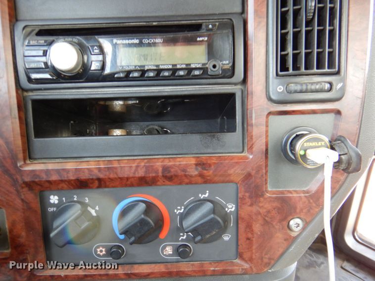 image for item DR2033 2008 Mack CHU613  semi truck