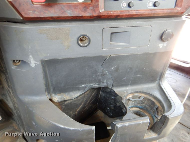 image for item DR2033 2008 Mack CHU613  semi truck