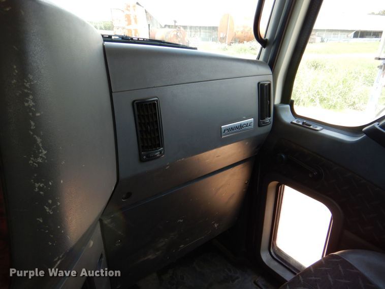 image for item DR2033 2008 Mack CHU613  semi truck