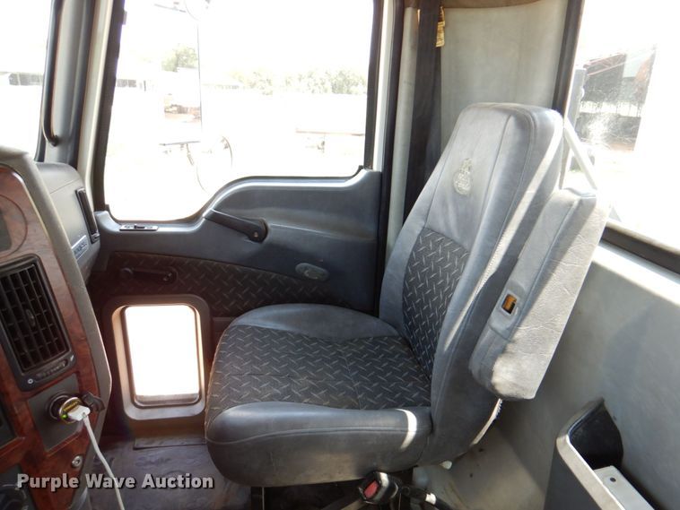 image for item DR2033 2008 Mack CHU613  semi truck