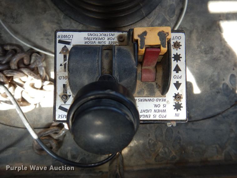 image for item DR2033 2008 Mack CHU613  semi truck