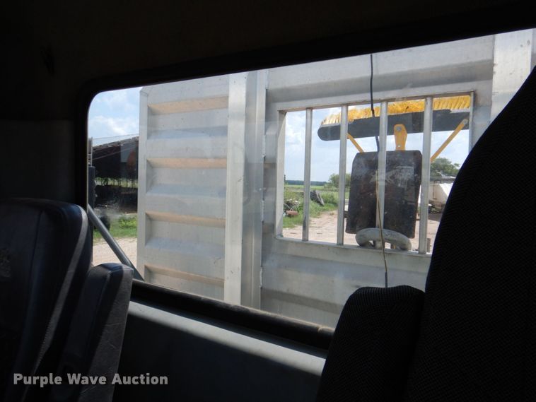 image for item DR2033 2008 Mack CHU613  semi truck