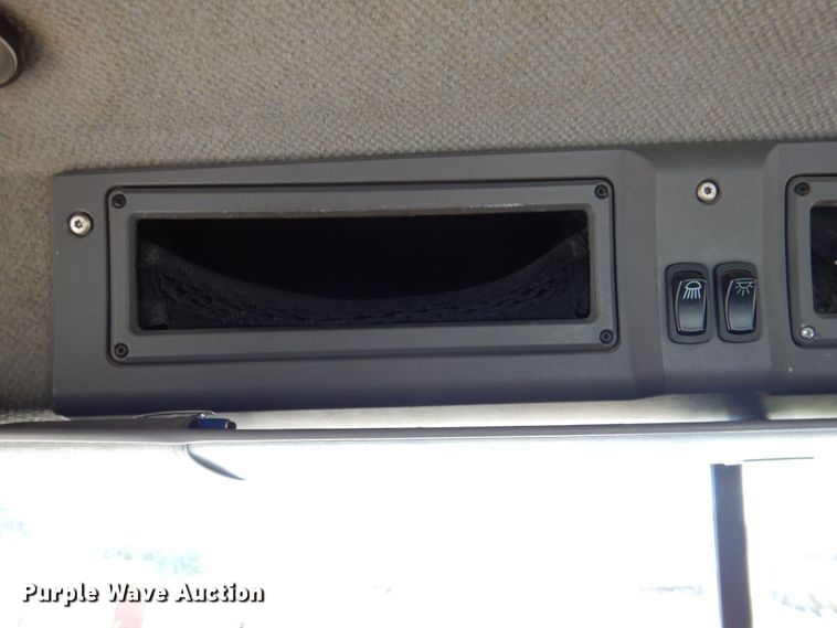 image for item DR2033 2008 Mack CHU613  semi truck