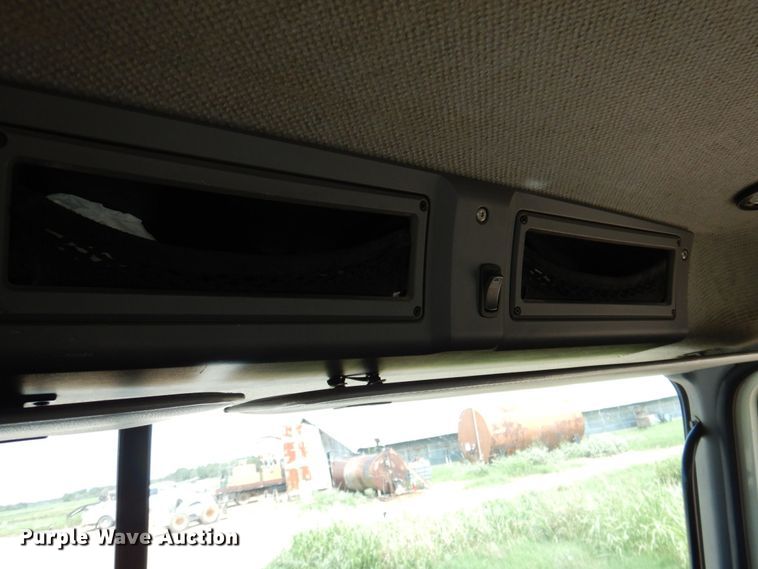 image for item DR2033 2008 Mack CHU613  semi truck