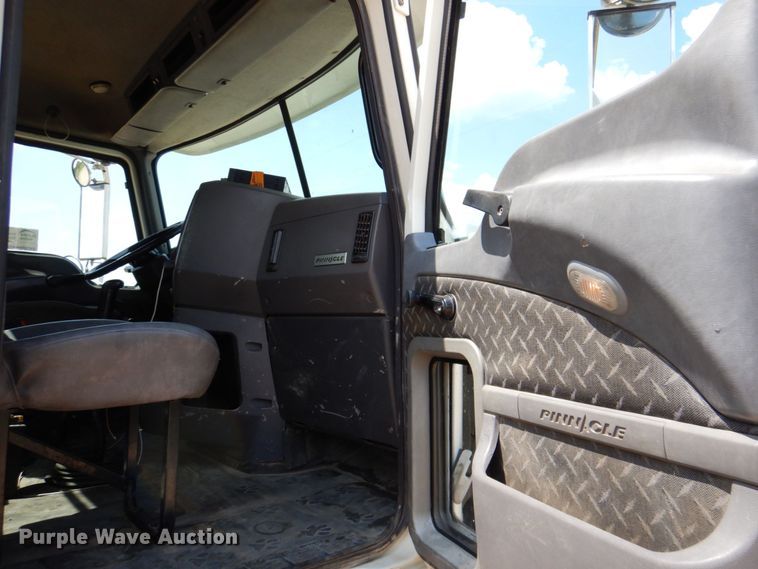 image for item DR2033 2008 Mack CHU613  semi truck