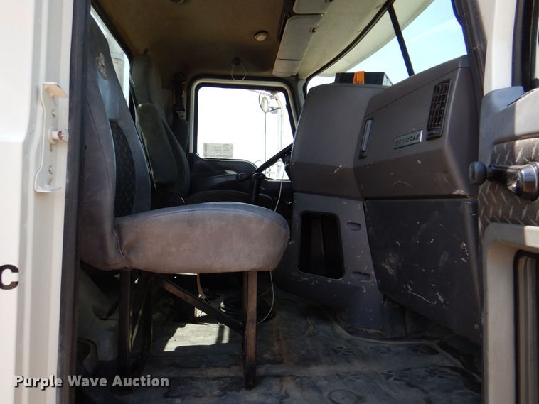 image for item DR2033 2008 Mack CHU613  semi truck