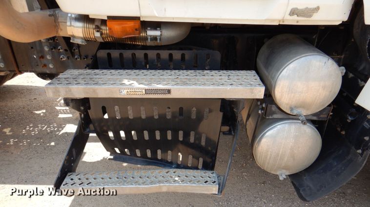 image for item DR2033 2008 Mack CHU613  semi truck