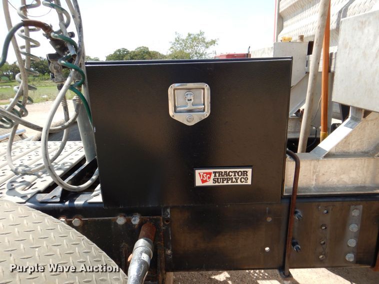 image for item DR2033 2008 Mack CHU613  semi truck