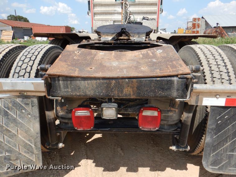 image for item DR2033 2008 Mack CHU613  semi truck