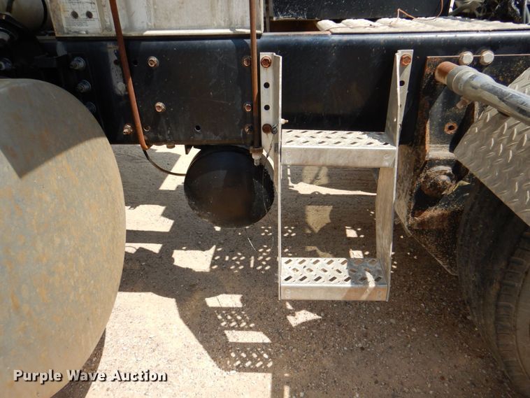 image for item DR2033 2008 Mack CHU613  semi truck