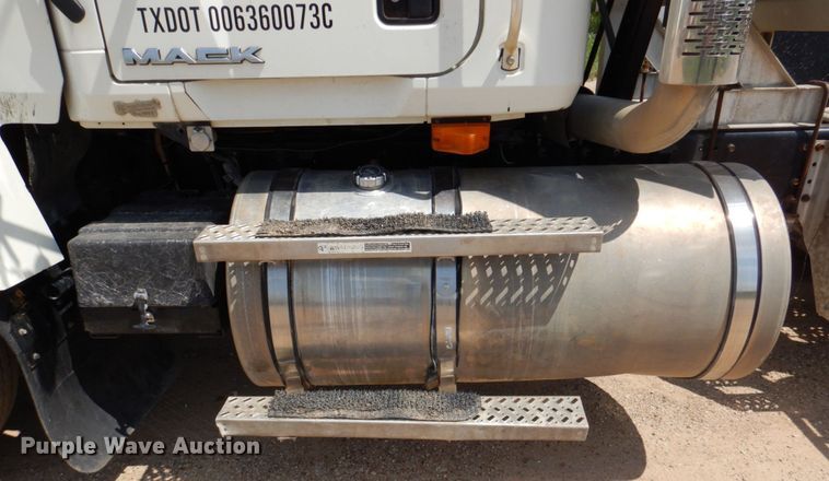 image for item DR2033 2008 Mack CHU613  semi truck