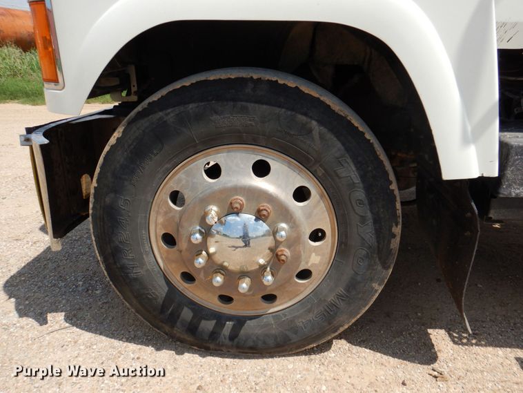 image for item DR2033 2008 Mack CHU613  semi truck