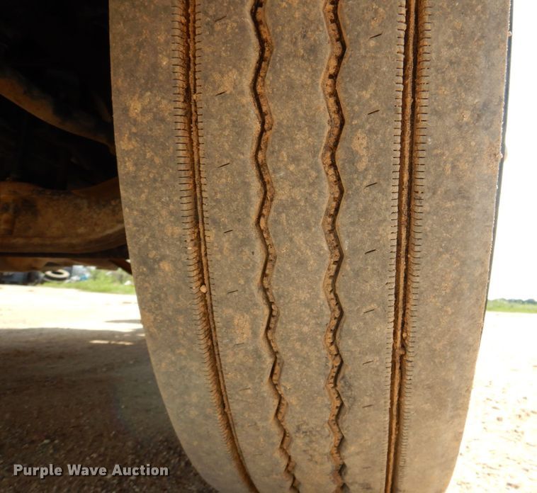 image for item DR2033 2008 Mack CHU613  semi truck