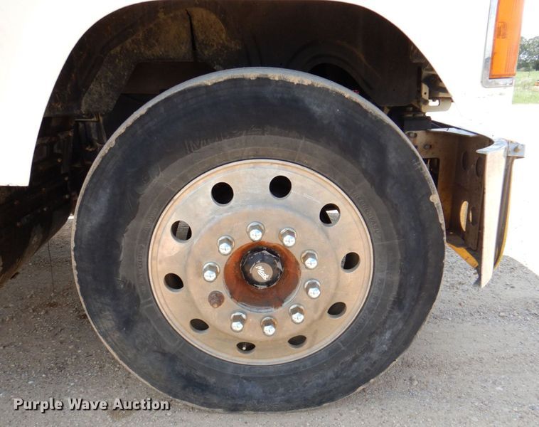 image for item DR2033 2008 Mack CHU613  semi truck