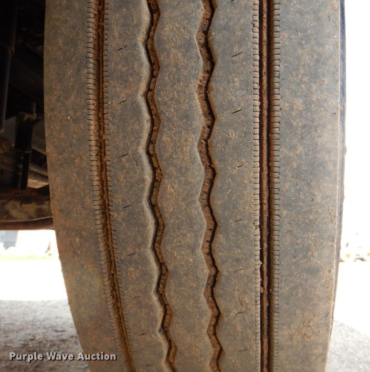 image for item DR2033 2008 Mack CHU613  semi truck