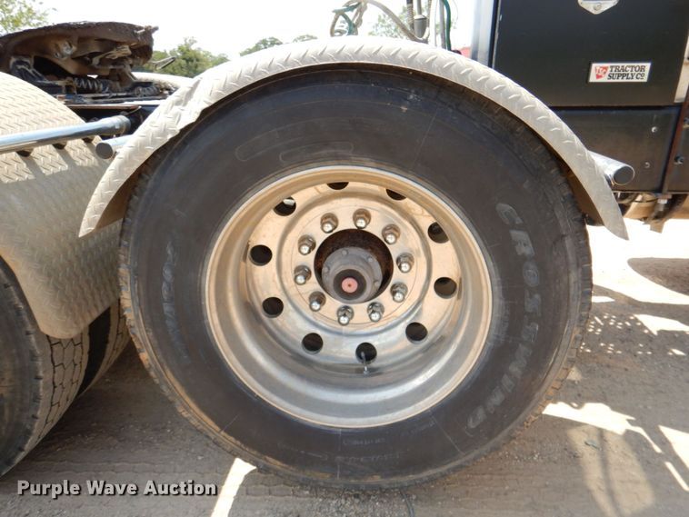 image for item DR2033 2008 Mack CHU613  semi truck