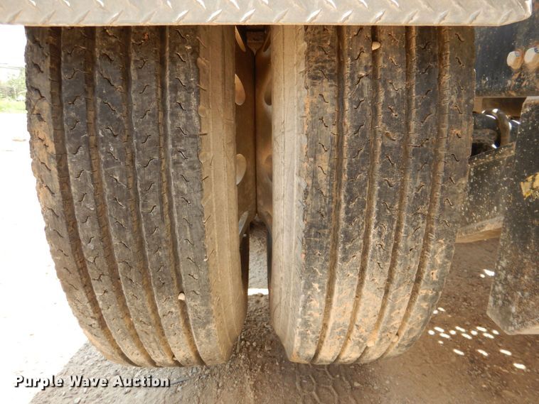 image for item DR2033 2008 Mack CHU613  semi truck