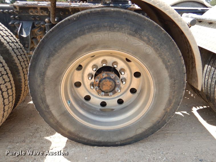 image for item DR2033 2008 Mack CHU613  semi truck