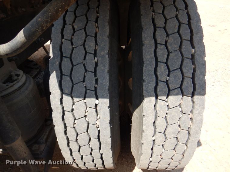 image for item DR2033 2008 Mack CHU613  semi truck