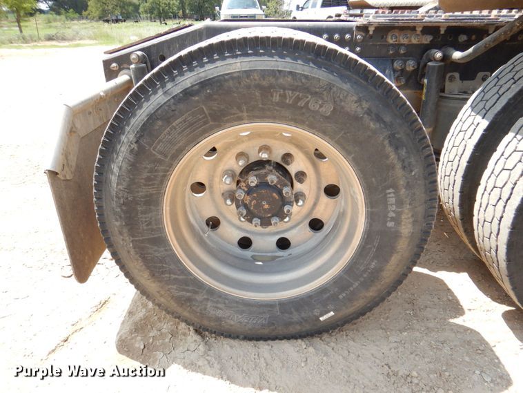 image for item DR2033 2008 Mack CHU613  semi truck