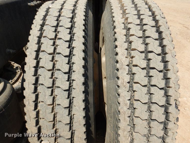 image for item DR2033 2008 Mack CHU613  semi truck