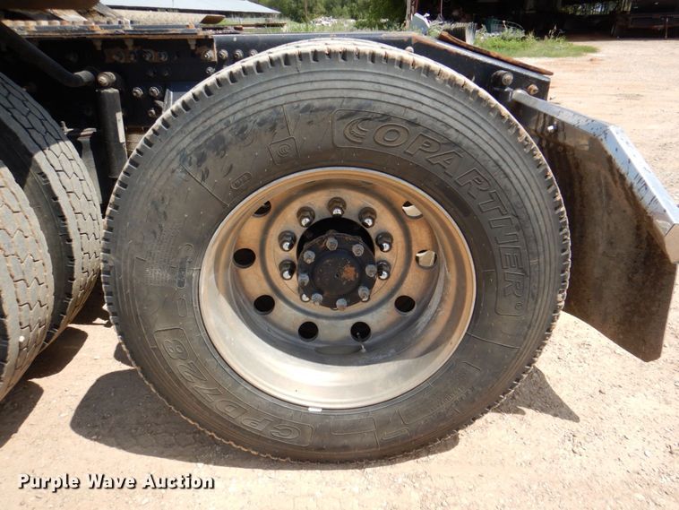 image for item DR2033 2008 Mack CHU613  semi truck