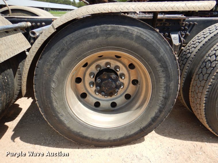 image for item DR2033 2008 Mack CHU613  semi truck