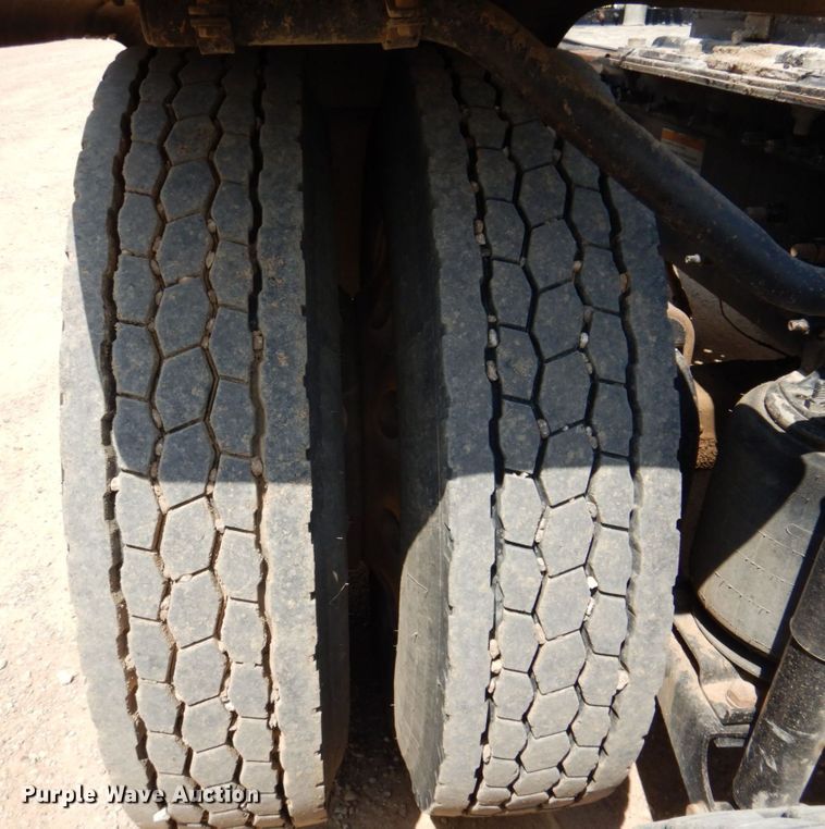 image for item DR2033 2008 Mack CHU613  semi truck