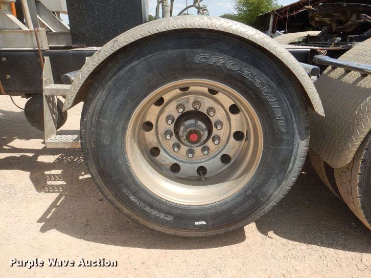 image for item DR2033 2008 Mack CHU613  semi truck