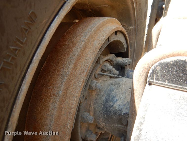 image for item DR2033 2008 Mack CHU613  semi truck