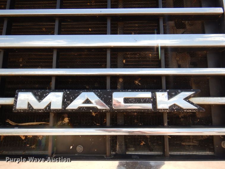 image for item DR2033 2008 Mack CHU613  semi truck