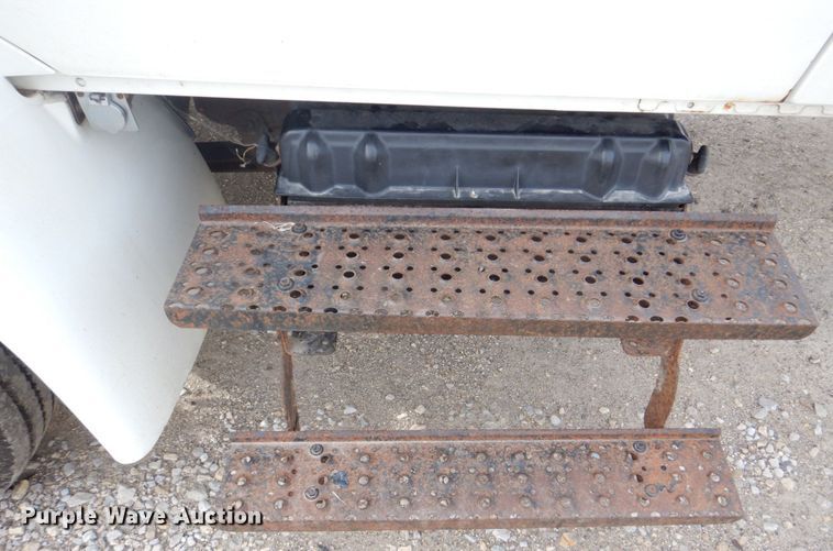 image for item DS8228 2009 International 4100  truck cab and chassis