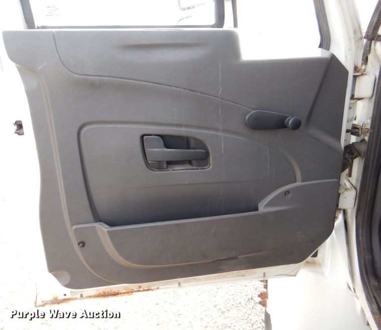 image for item DS8228 2009 International 4100  truck cab and chassis