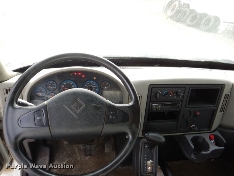 image for item DS8228 2009 International 4100  truck cab and chassis